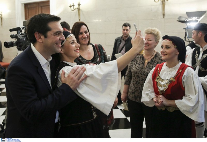 Το ταγάρι-δώρο για την Περιστέρα που έδωσαν στον Τσίπρα και η γκλίτσα για τις Βρυξέλλες [εικόνες] | iefimerida.gr 3