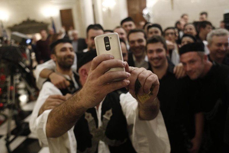 Το ταγάρι-δώρο για την Περιστέρα που έδωσαν στον Τσίπρα και η γκλίτσα για τις Βρυξέλλες [εικόνες] | iefimerida.gr 2