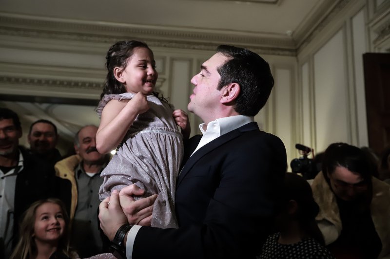 Εψαλαν τα κάλαντα στον Τσίπρα -Πολύς κόσμος στο Μέγαρο Μαξίμου [εικόνες]  | iefimerida.gr 2