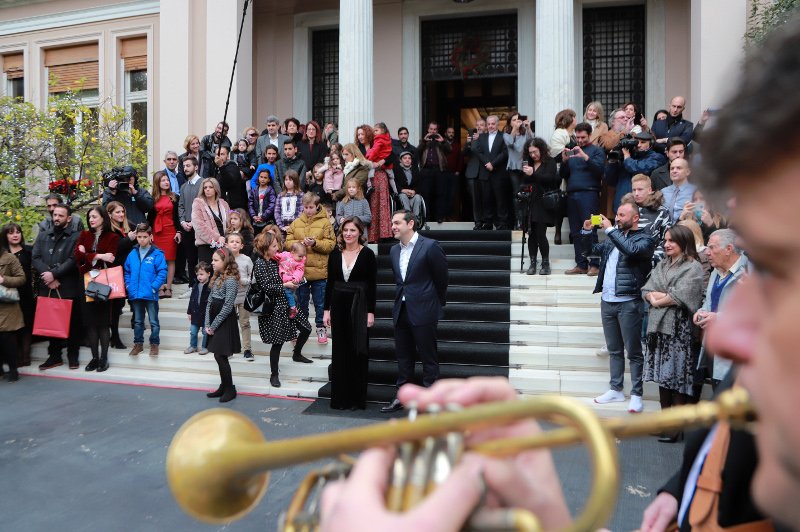 Εψαλαν τα κάλαντα στον Τσίπρα -Πολύς κόσμος στο Μέγαρο Μαξίμου [εικόνες]  | iefimerida.gr 0
