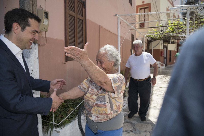 Χαμόγελα και αγκαλιές μοίρασε ο πρωθυπουργός στους ηλικιωμένους κατοίκους του νησιού
