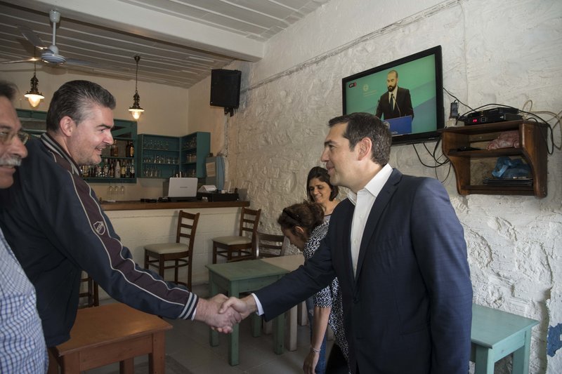 Η κυβέρνηση σε ένα καφενείο στο Καστελόριζο. Χειραψία από τον Αλέξη Τσίπρα, στην τηλεόραση ο Δημήτρης Τζανακόπουλος