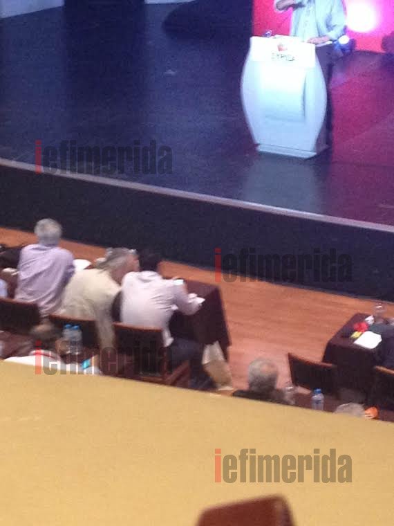 Ο Τσίπρας στην ΚΕ δεν σταματά να σερφάρει στο Ιντερνετ από το κινητό του [εικόνες] | iefimerida.gr 1