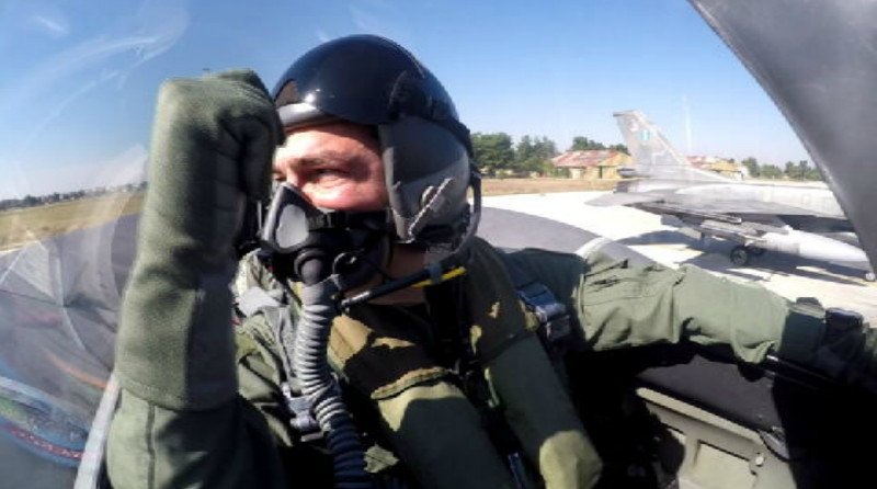 Ο Αλέξης Τσίπρας μέσα στο κόκπιτ του F-16 εν ώρα πτήσης [βίντεο & εικόνες] | iefimerida.gr 0