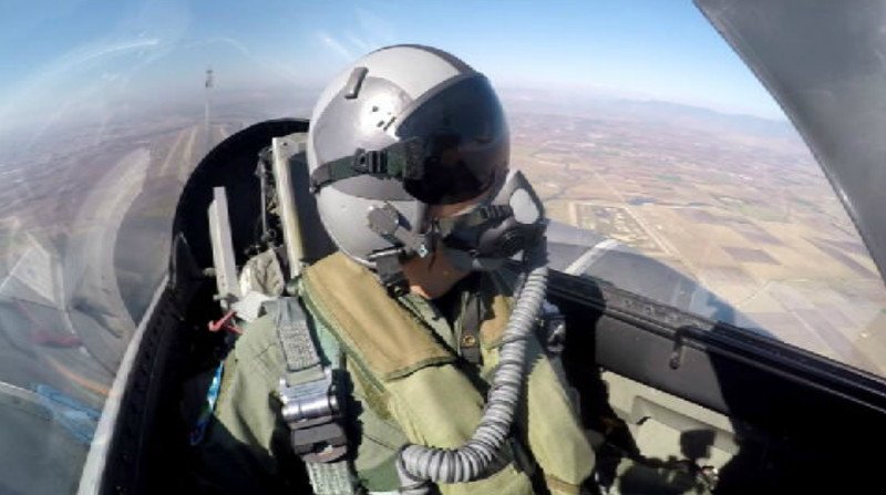 Ο Αλέξης Τσίπρας μέσα στο κόκπιτ του F-16 εν ώρα πτήσης [βίντεο & εικόνες] | iefimerida.gr 5