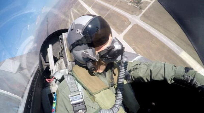 Ο Αλέξης Τσίπρας μέσα στο κόκπιτ του F-16 εν ώρα πτήσης [βίντεο & εικόνες] | iefimerida.gr 7