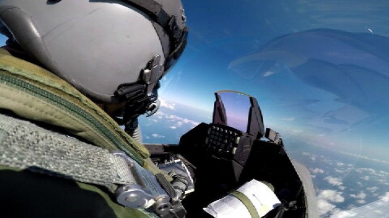 Ο Αλέξης Τσίπρας μέσα στο κόκπιτ του F-16 εν ώρα πτήσης [βίντεο & εικόνες] | iefimerida.gr 8