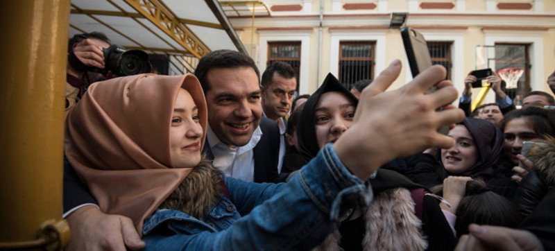 Οι selfies του Τσίπρα με τις μουσουλμάνες μαθήτριες στην Ξάνθη και ο καφές σε παραδοσιακό καφενείο [εικόνες] | iefimerida.gr 0