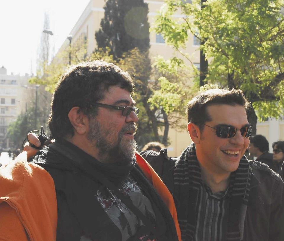 Όταν ο Τσίπρας έπεσε πάνω στον Κραουνάκη [εικόνα] | iefimerida.gr 0