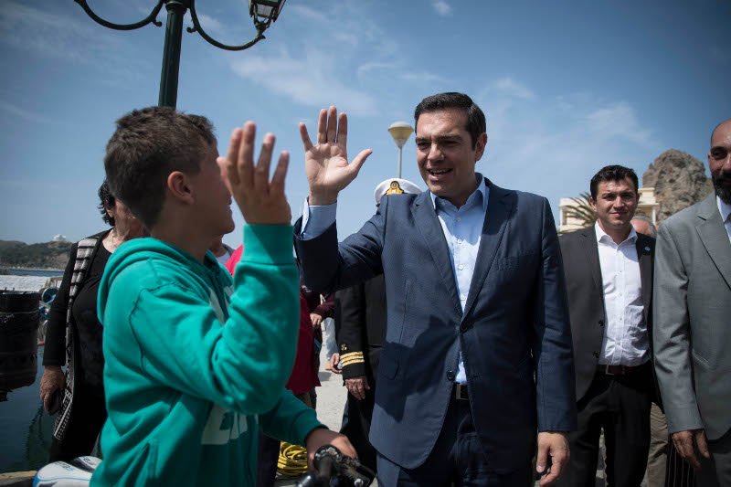 Οι βόλτες του Τσίπρα στα στενά της Λήμνου [εικόνες] | iefimerida.gr 4