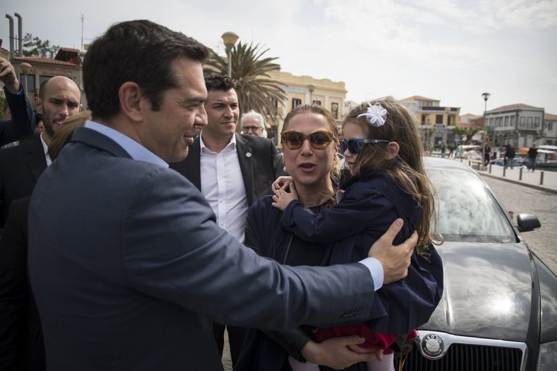 Οι βόλτες του Τσίπρα στα στενά της Λήμνου [εικόνες] | iefimerida.gr 7