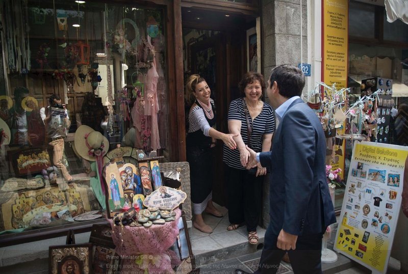 Οι βόλτες του Τσίπρα στα στενά της Λήμνου [εικόνες] | iefimerida.gr 1