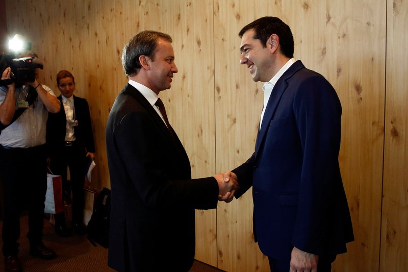 Μία μπάλα και μια μασκότ τα δώρα του Ρώσου αναπληρωτή πρωθυπουργού στον Τσίπρα [εικόνες] | iefimerida.gr 1