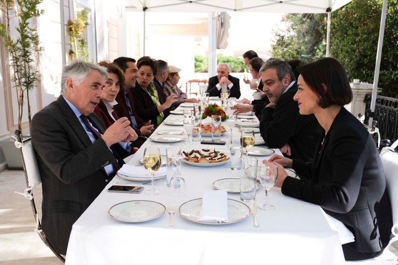 Χαμογελαστοί και ευδιάθετοι συζητούν μεταξύ τους