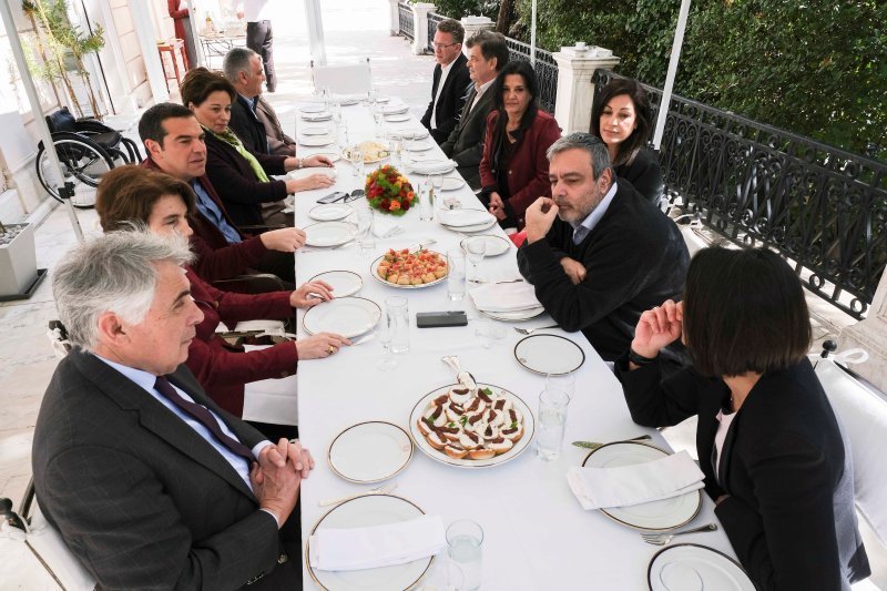 Ο Αλέξης Τσίπρας και οι υποψήφιοι ευρωβουλευτές του ΣΥΡΙΖΑ κάθονται να γευματίσουν στη βεράντα του Μεγάρου Μαξίμου