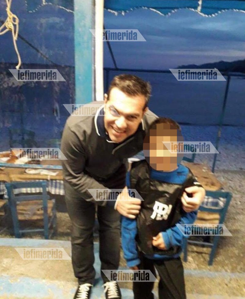 Φιλικός, όπως πάντα με τα παιδιά ο Αλέξης Τσίπρας