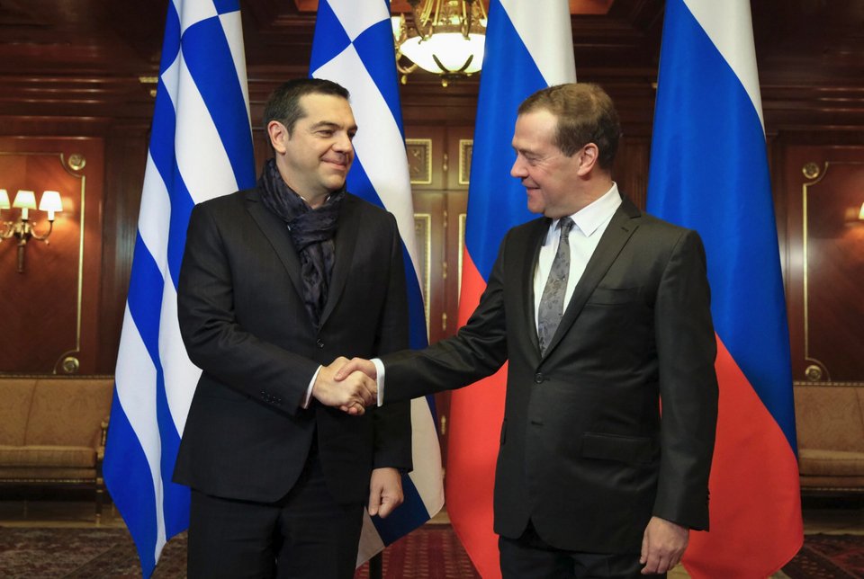 Ο Μεντβέντεφ δεν μπορούσε να πάρει τα μάτια του από το γυαλιστερό φουλάρι του Τσίπρα [εικόνες] | iefimerida.gr 0