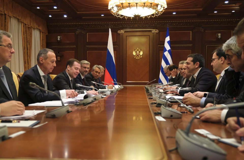 Ο Μεντβέντεφ δεν μπορούσε να πάρει τα μάτια του από το γυαλιστερό φουλάρι του Τσίπρα [εικόνες] | iefimerida.gr 1