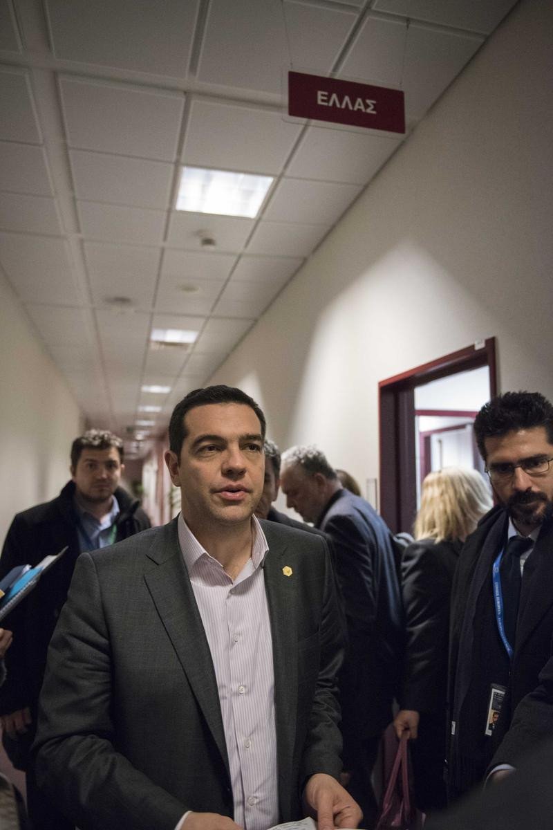 Ο ξάγρυπνος Τσίπρας στο γραφείο του, ακούει από την τηλεόραση τη Μέρκελ να κάνει δηλώσεις [εικόνες] | iefimerida.gr 3