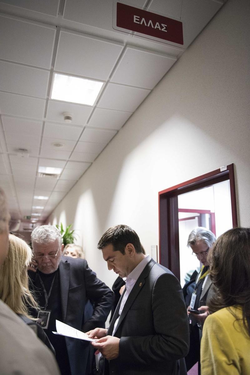 Ο ξάγρυπνος Τσίπρας στο γραφείο του, ακούει από την τηλεόραση τη Μέρκελ να κάνει δηλώσεις [εικόνες] | iefimerida.gr 2