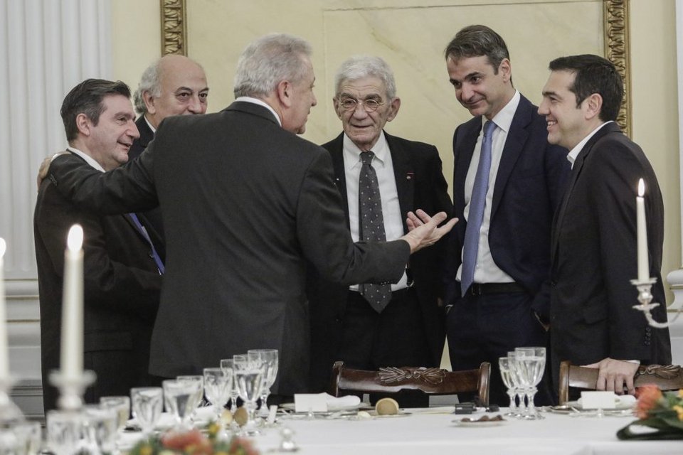 Με μαύρα outfits στο Προεδρικό Περιστέρα και Μαρέβα -Το κόκκινο σακάκι της Βλασίας Παυλοπούλου [εικόνες] | iefimerida.gr 15