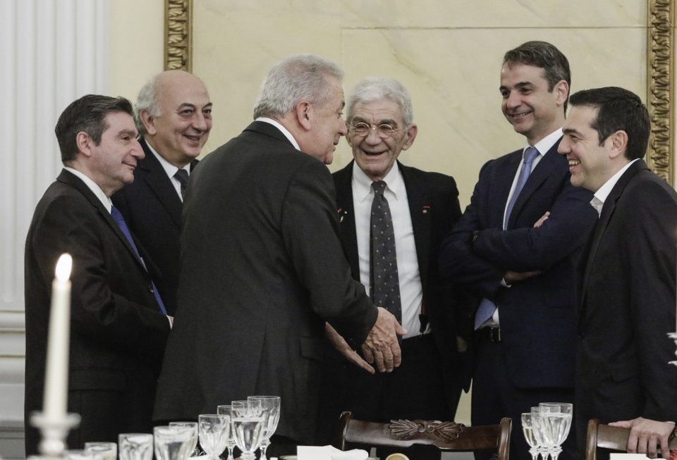 Με μαύρα outfits στο Προεδρικό Περιστέρα και Μαρέβα -Το κόκκινο σακάκι της Βλασίας Παυλοπούλου [εικόνες] | iefimerida.gr 14