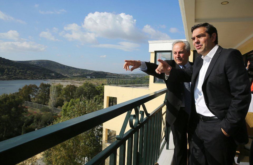 Ο Αλέξης Τσίπρας στο μπαλκόνι του ξενοδοχείου «Mare Nostrum» στη Βραυρώνα απολαμβάνει τη θέα [εικόνες] | iefimerida.gr 0