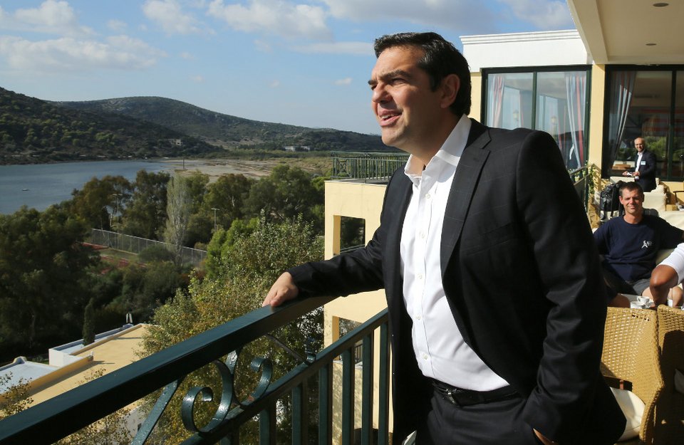 Ο Αλέξης Τσίπρας στο μπαλκόνι του ξενοδοχείου «Mare Nostrum» στη Βραυρώνα απολαμβάνει τη θέα [εικόνες] | iefimerida.gr 1