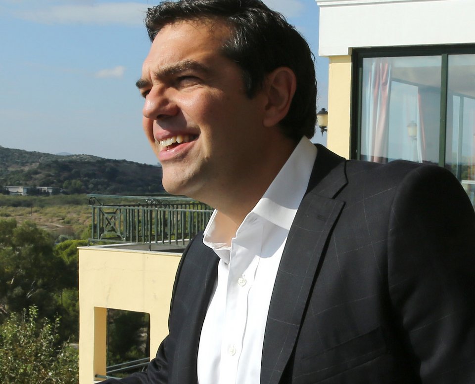 Ο Αλέξης Τσίπρας στο μπαλκόνι του ξενοδοχείου «Mare Nostrum» στη Βραυρώνα απολαμβάνει τη θέα [εικόνες] | iefimerida.gr 2