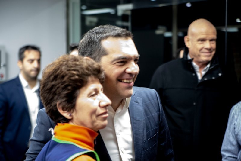 Ο Αλέξης Τσίπρας και η καθαρίστρια -Δεξιά ο Τζόνι Καλημέρης -Φωτογραφία: Κώστας Στάμου/ethnos.gr