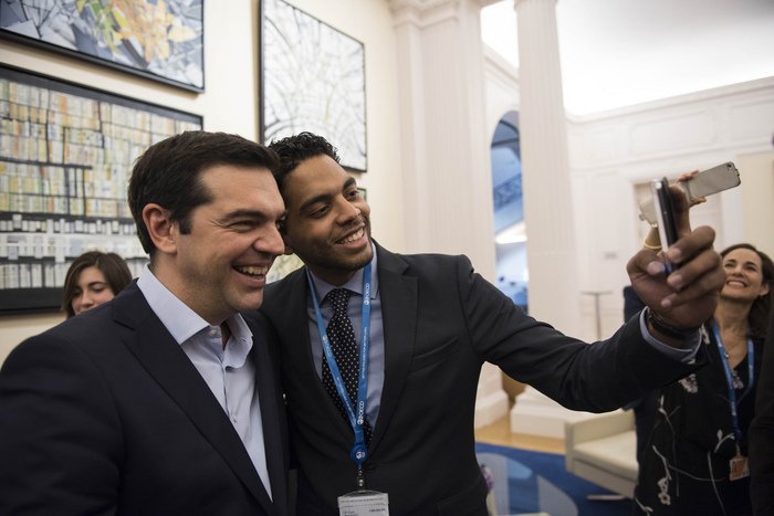 Τσίπρας-Βαρουφάκης έκαναν... θραύση στο Παρίσι -Οι selfies που έβγαλαν [εικόνες] | iefimerida.gr 1