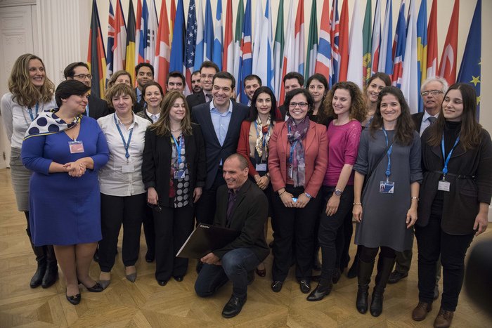 Τσίπρας-Βαρουφάκης έκαναν... θραύση στο Παρίσι -Οι selfies που έβγαλαν [εικόνες] | iefimerida.gr 2