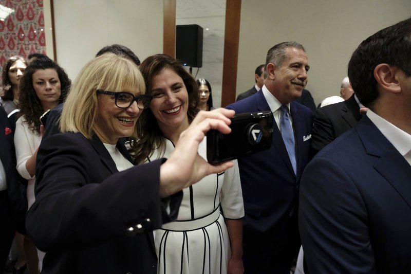 Με το χαμόγελο στα χείλη δεν αρνήθηκε να βγάλει σέλφι