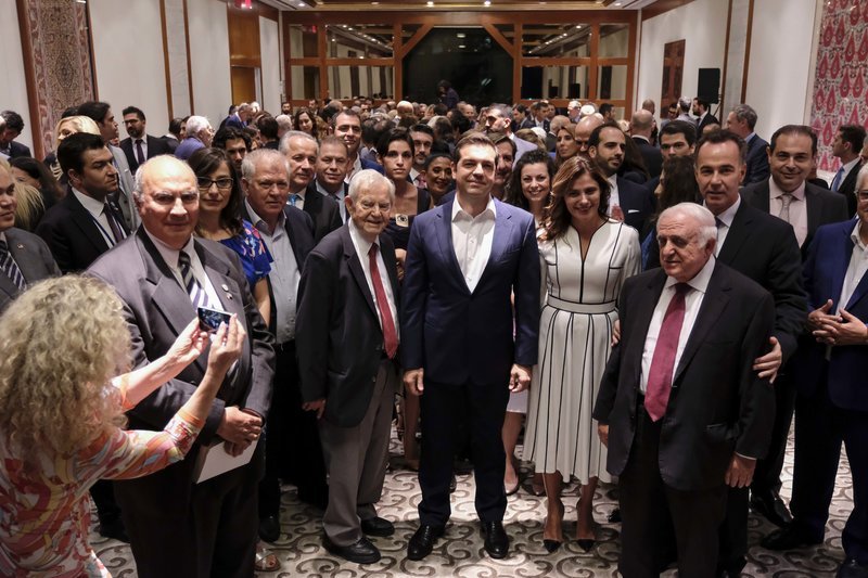 Και η Περιστέρα Μπαζιάνα στη Νέα Υόρκη -Σε δεξίωση με το φόρεμα που φορούσε και με την Καμίλα [εικόνες & βίντεο] | iefimerida.gr 11