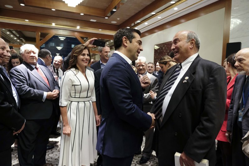 Ενα βήμα πίσω από τον Αλέξη Τσίπρα περιμένει η Περιστέρα Μπαζιάνα για να χαιρετήσει