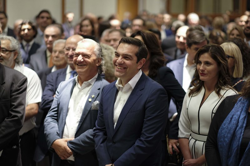 Πίσω από τον Αλέξη Τσίπρα η Περιστέρα Μπαζιάνα