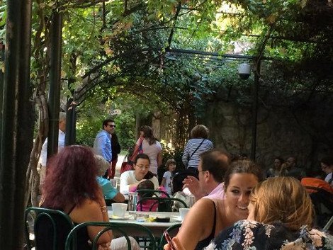 Ο τρυφερός περίπατος του Αλέξη Τσίπρα με τη σύντροφό του και το καφεδάκι στον Εθνικό Κήπο [εικόνες] | iefimerida.gr 0