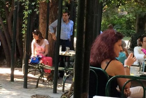 Ο τρυφερός περίπατος του Αλέξη Τσίπρα με τη σύντροφό του και το καφεδάκι στον Εθνικό Κήπο [εικόνες] | iefimerida.gr 1