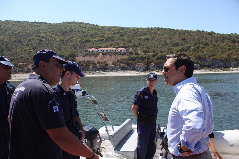 Στο τριεθνές της Μεγάλης Πρέσπας Τσίπρας και Μπαζιάνα -Ξενάγηση με φουσκωτό [εικόνες] | iefimerida.gr 0