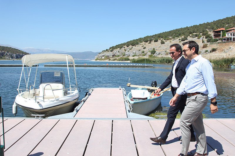 Στο τριεθνές της Μεγάλης Πρέσπας Τσίπρας και Μπαζιάνα -Ξενάγηση με φουσκωτό [εικόνες] | iefimerida.gr 1