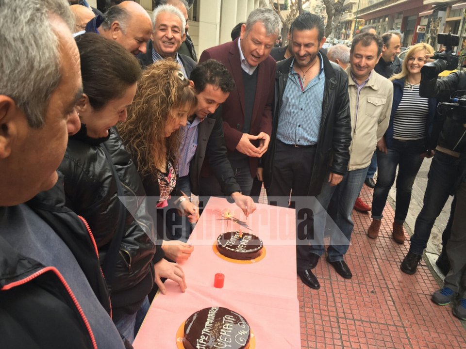 Εργαζόμενοι στα νοσοκομεία έσβησαν κεράκια στον Τσίπρα -«Να ζήσεις, Αλέξη, και χρόνια πολλά....» [εικόνες] | iefimerida.gr 1