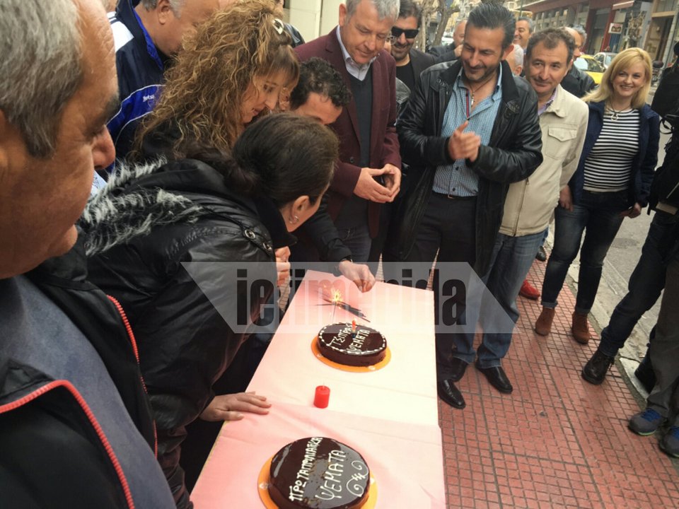 Εργαζόμενοι στα νοσοκομεία έσβησαν κεράκια στον Τσίπρα -«Να ζήσεις, Αλέξη, και χρόνια πολλά....» [εικόνες] | iefimerida.gr 2