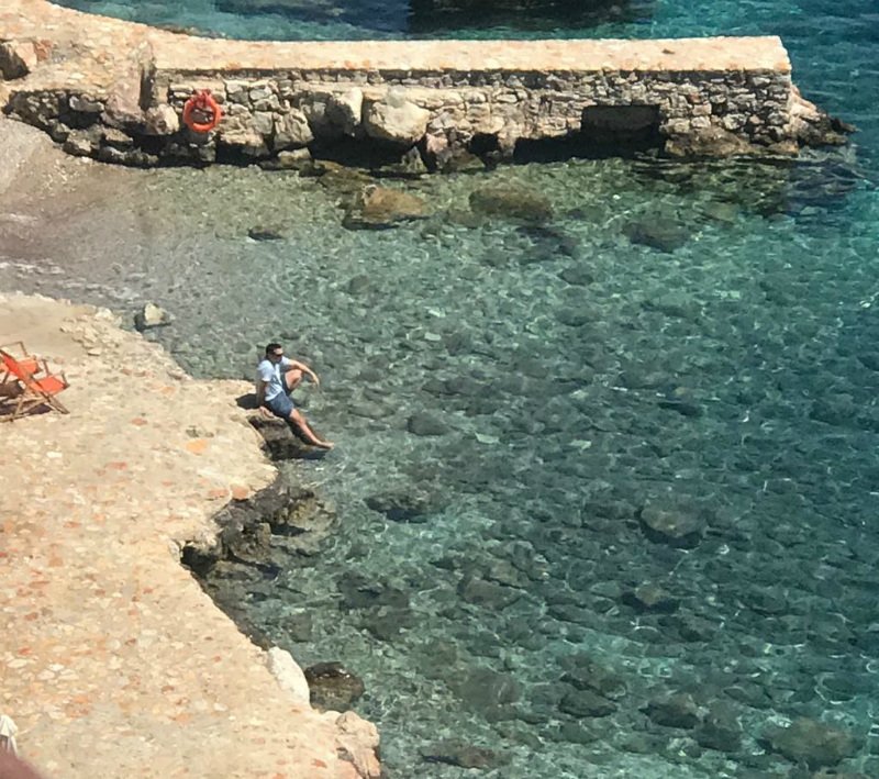 Ο Τσίπρας σκεπτόμενος: Η φωτογραφία από την Τήλο που προκάλεσε αίσθηση | iefimerida.gr 0