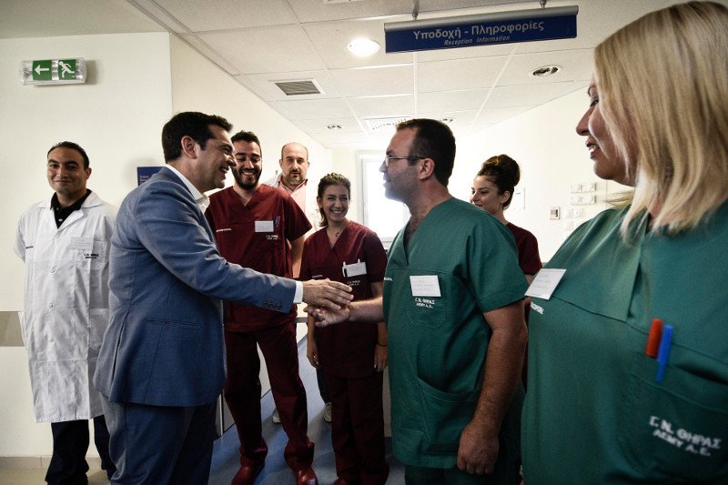 Οι γλύκες του Τσίπρα στη Σαντορίνη -Αγκαλιές, φιλιά και selfies [εικόνες] | iefimerida.gr 0