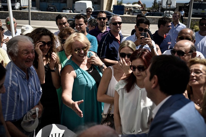 Οι γλύκες του Τσίπρα στη Σαντορίνη -Αγκαλιές, φιλιά και selfies [εικόνες] | iefimerida.gr 7