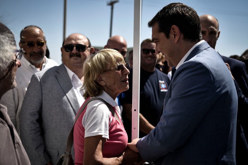 Οι γλύκες του Τσίπρα στη Σαντορίνη -Αγκαλιές, φιλιά και selfies [εικόνες] | iefimerida.gr 8