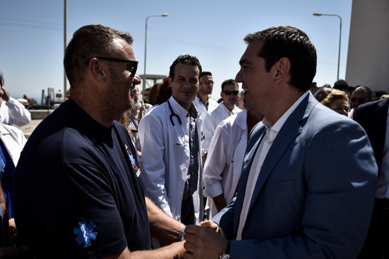 Οι γλύκες του Τσίπρα στη Σαντορίνη -Αγκαλιές, φιλιά και selfies [εικόνες] | iefimerida.gr 9