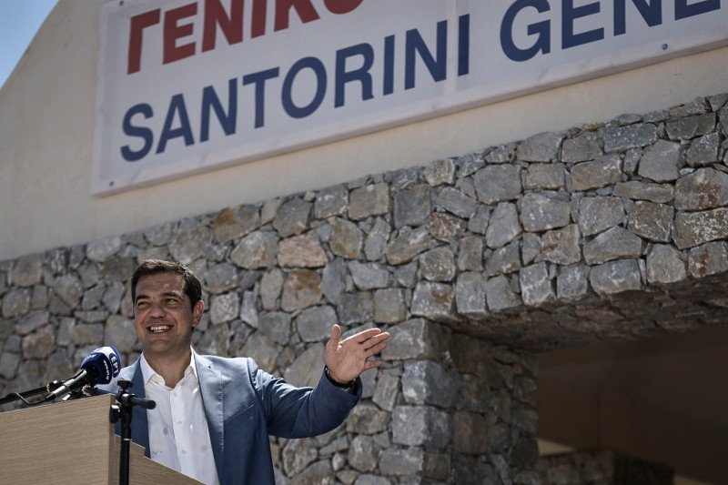 Οι γλύκες του Τσίπρα στη Σαντορίνη -Αγκαλιές, φιλιά και selfies [εικόνες] | iefimerida.gr 10