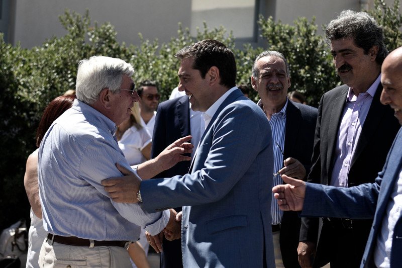 Οι γλύκες του Τσίπρα στη Σαντορίνη -Αγκαλιές, φιλιά και selfies [εικόνες] | iefimerida.gr 11