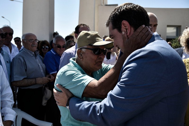 Οι γλύκες του Τσίπρα στη Σαντορίνη -Αγκαλιές, φιλιά και selfies [εικόνες] | iefimerida.gr 12